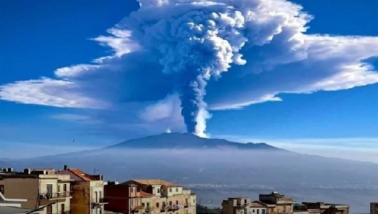 Etna shpërthen sërish, pamje nga krateri i vullkanit (VIDEO)