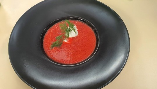 Supe e kuqe me perime nga zonja Albana