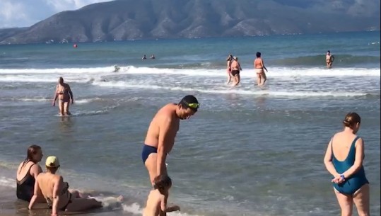 Vlora si në gusht, plazhi i mbushur me turistë të huaj, kryesisht nga Evropa lindore! Pushuesi nga Serbia: Ia kam sugjeruar miqve Shqipërinë 