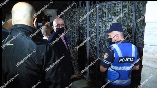VIDEO/ U dënua me 2 vite burg, policia shkon në banesën e Adriatik Llallës! Ish kryeprokurori jashtë vendit, efektivët kontrolle në shtëpinë e tij  