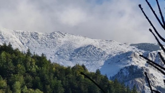 Bie bora e parë në Kosovë, zbardhen malet në zonën e Mitrovicës