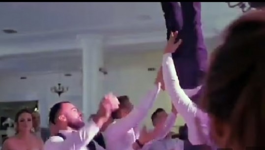 VIDEO/ Shokët e hedhin në ajër, dhëndri bie me kokë dhe thyen shtyllën kurrizore! Nga dasma përfundon në spital