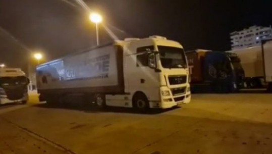 Vlorë/Tenton të kalojë kufirin, emigranti sirian kapet i fshehur poshtë kamionit