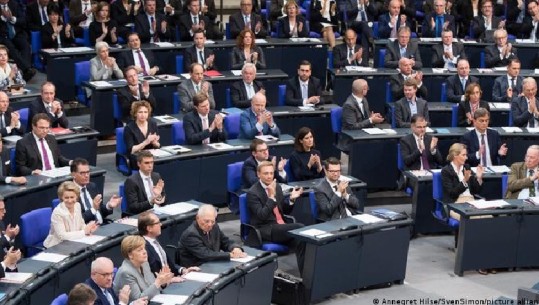 Bundestagu i dominuar nga burrat, prej 20 vjetësh pjesëmarrja e grave nuk ka qenë asnjëherë kaq e ulët