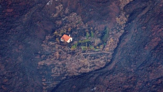 E rrethuar nga 'lumenjtë' e llavës që shkatërruan çdo gjë, shtëpia e 'mrekullive' që i mbijetoi vullkanit në Ishujt Kanarie