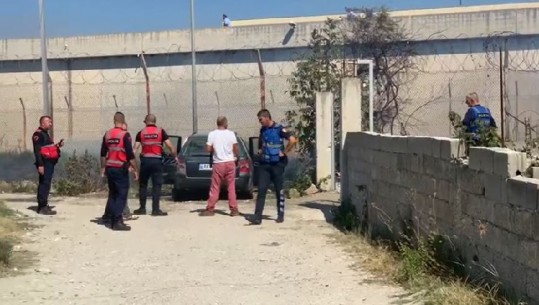 Zjarr pranë një banesë afër paraburgimit në Vlorë, përfshihet nga flakët edhe një makinë