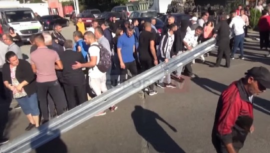 Bllokuan rrugën dhe prishën barrierat e vendosura nga ARRSH, hetohen në gjendje të lirë 3 persona në Elbasan