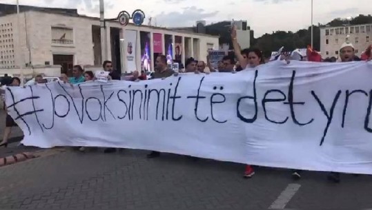 Tiranë/ Protestuan kundër vaksinimit të detyrueshëm, nën hetim 10 organizatorët! Policia: Nxitën veprime të dhunshme dhe penguan lëvizjen e makinave