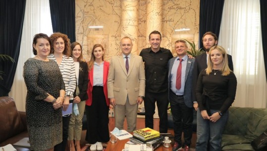 Sfidat e Tiranës në sytë e reporterëve të rinj nga Ballkani, Veliaj dhe Del Monaco lançojnë nismën e re: Një mundësi për të prezantuar Tiranën
