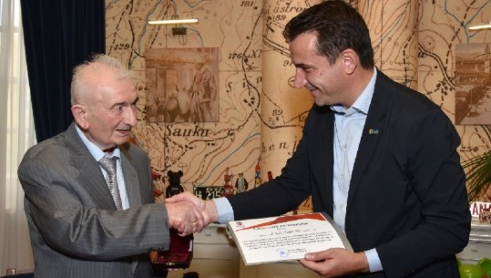 Veliaj i dorëzon medaljen e mirënjohjes së Tiranës sizmiologut Shyqyri Aliaj: Vlerësojmë kontributin e shkencëtarëve në periudha të vështira si ajo e tërmetit