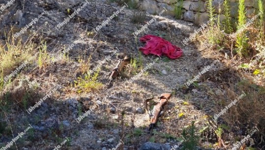 Armë të hedhura në shtëpinë e pabanuar, fëmijët gjejnë 2 kallashnikovë në Pogradec 
