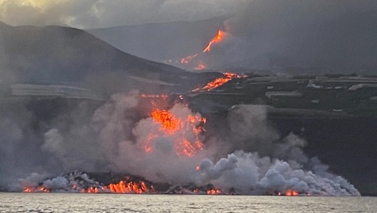 Spanjë/  Llava e vullkanit arrin në oqean, shqetësues krijimi i gazit toksik (VIDEO)
