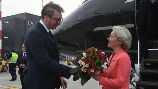Ursula von der Leyen mbërrin në Serbi, presidenti Aleksandër Vuçiç i dhuron tufë me lule