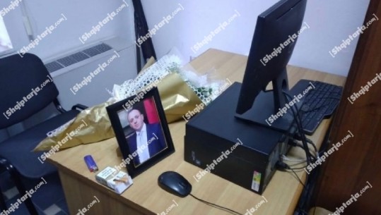 FOTOLAJM/Dhimbja e kolegëve, lule dhe foto në tavolinën bosh ku punoi për 5 vite nënkomisari Saimir Hoxha