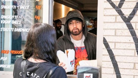 Reperi hap restorant, Eminem nuk del me mikrofon, këtë herë zgjedh për fansat një pjatë me pasta 