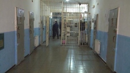 Ndalohen 2 zyrtarët e burgut të Peqinit, falsifikonin kartelat e punës që t'i ulnin dënimi për të dënuarit! Kush është i burgosuri që do përfitonte (EMRI)