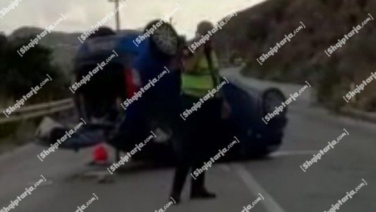 Aksident në aksin Sarandë-Ksamil, turistes franceze i përmbyset makina në rrugë, dërgohet me urgjencë në spital