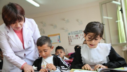 Prindërit fitojnë! Ministria e Arsimit tërhiqet nga presioni: Nga e hëna fillon mësimi pa turne dhe me orë normale mësimore 45 minutëshe