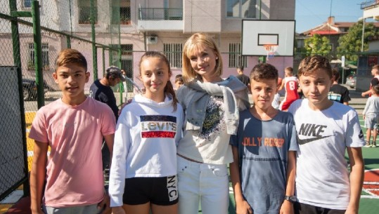 Pas rindërtimit të dy shtëpive, Xhesika Berberi ndërton fusha sportive në Kombinat, Veliaj: Faleminderit që mendon gjithmonë për Tiranën