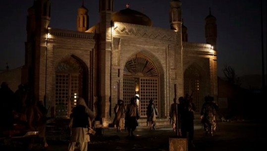 Shpërthim me bombë pranë xhamisë kryesore në Kabul, humbin jetën 5 civilë