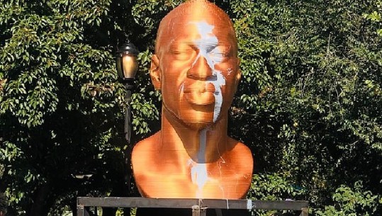Dëmtohet për herë të dytë skulptura simbol kundër racizmit e George Floyd