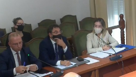 Çuçi shkon me maskën e PS-së në Komision, Salianji i kërkon ta heqë: Provokim, po reklamon simbolet partiake