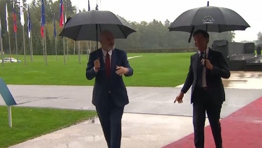 VIDEOLAJM/ Rama 'sherr' me kryeministrin holandez në Samitin e Brdos kush do kalojë i pari! 'Kokëfortësia' i çon në pikën e takimit
