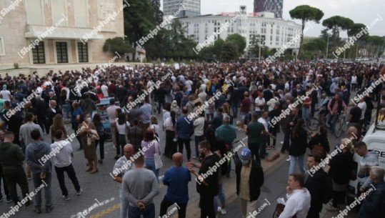 Rritja e çmimeve, qindra qytetarë në protestë para Kryeministrisë: Po dalim për bukën e gojës, jo për politikën! Protestë sërish të hënën
