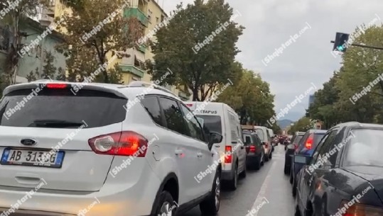 Reshjet e shiut paralizojnë Tiranën, trafik i rënduar çdo rrugë të kryeqytetit! Ja akset më problematike (VIDEO)
