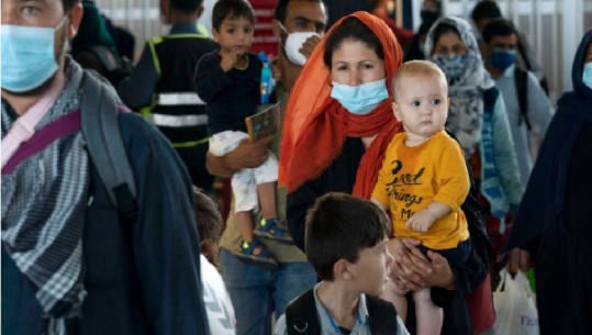 ‘Na dërgoni në shtëpi’, refugjatët afganë të bllokuar në hotelet e Mbretërisë së Bashkuar kërkojnë rikthimin në atdhe