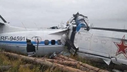 U përplas në tokë dhe u thye më dysh, humbin jetën 16 persona dhe plagosen 7 të tjerë pas rrëzimit të avionit në Rusi 