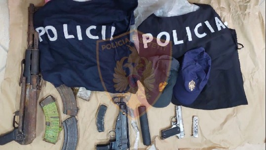 I gjendet arsenal armësh, jelekë dhe kapele policie në banesë, shpallet në kërkim 30-vjeçari në Vlorë