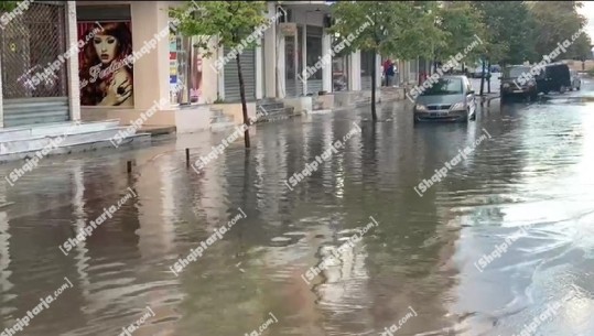 Reshjet e dendura të shiut shkaktojnë probleme në Vlorë, uji bllokon disa rrugë, vështirësi në qarkullim
