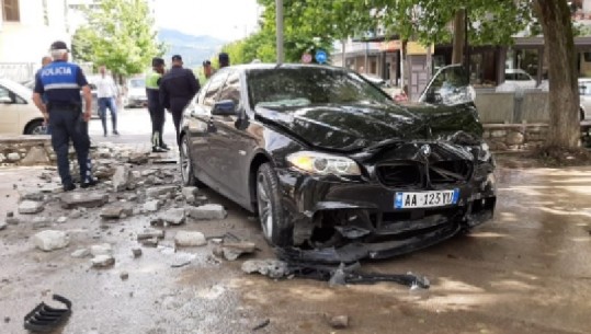 Humbi kontrollin e makinës dhe doli nga rruga, plagoset shoferi i ‘Benzit’ dhe 2 pasagjerë në Krujë
