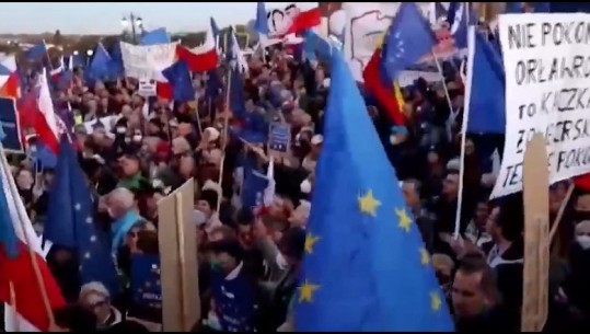 Pol-exit/ 100 mijë polakë në demonstrata kundër daljes nga BE! KE presion Polonisë, nuk i jep 57 mld € ndihmë