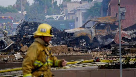 Kaliforni/ Aeroplani përplaset me kamionin, 2 persona humbën jetën të tjerë në gjendje të rëndë