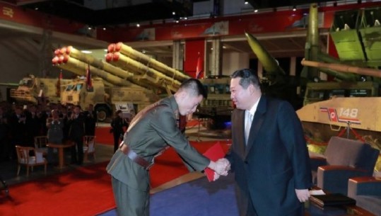 Kim Jong zotohet të ndërtojë ‘ushtri të pathyeshme’: Armët janë për vetëmbrojtje