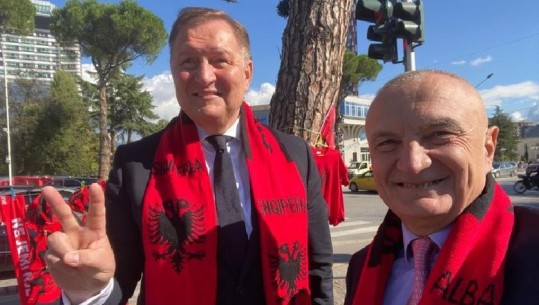 Meta i veshur kuqezi krah konsullit polak disa orë përpara ndeshjes me Poloninë: Historike 