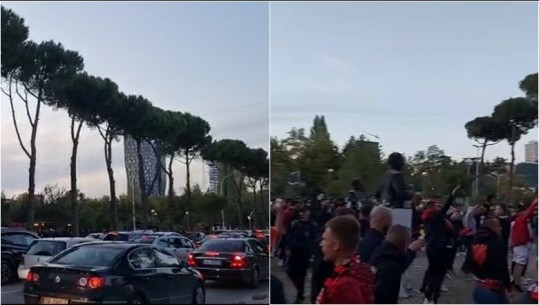  Ndeshja Shqipëri-Poloni 'paralizon' trafikun në Tiranë, dhjetra makina të bllokuara në rrugët përreth stadiumit