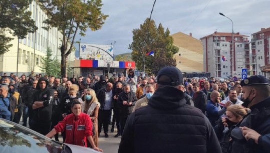 Rikthehen barrikadat në Veri të Kosovë, serbët kundërshtojnë aksionin kundër kontrabandës, 6 policë e 10 qytetarë të lënduar! Kurti: Mediat serbe po politizojnë! Brnabiç: NATO të ndërhyjë