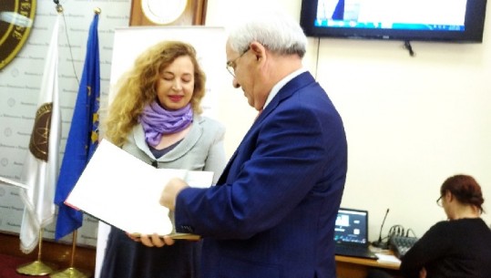 Një dorëshkrim i çmuar i Dritëro Agollit i dhurohet Akademisë së Shkencave nga e bija
