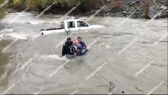 Tentuan të kalonin lumin me makinë dhe i mori rryma, rrezikuan të mbyten 4 turistë në Maliq! Shpëtohen nga zjarrfikësit