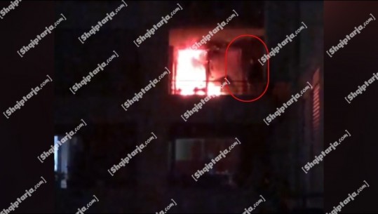 VIDEO/ Dyshohet se i vuri zjarri shtëpisë në Astir, momenti kur 36-vjeçari mbetet i bllokuar në ballkonin e banesës nga flakët! E ëma hidhet, ndërron jetë