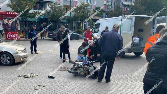 Aksident në Elbasan, makina përplaset me motorin, dy të plagosur (VIDEO)