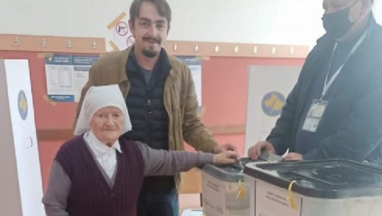 Nuk humbi mundësinë për të votuar, njihuni me votuesen më të vjetër në zgjedhjet lokale të Kosovës 
