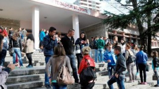 Në Gjirokastër s’lejohen që të futen në auditorë të pavaksinuar, rektori: 45% e studentëve janë të vaksinuar, pjesa tjetër mësim online
