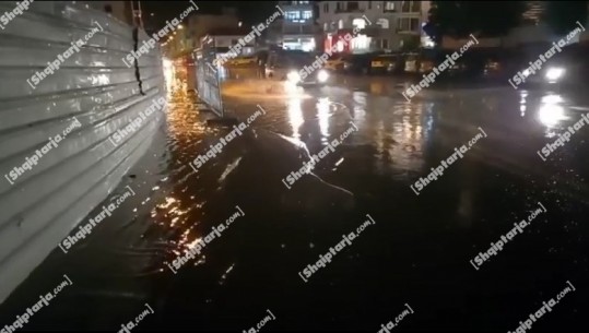 30-minuta shi i furishëm përmbyt qendrën e qytetit të Beratit! Vështirësohet qarkullimi i mjeteve dhe këmbësorëve