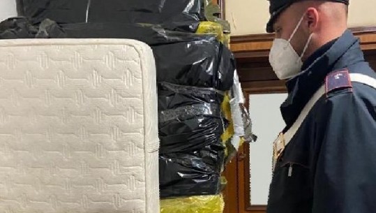 E rëndë/ 50-vjeçari në Itali mbante të fshehur në dollap për dy vite trupin e nënës së tij që të përfitonte pensionin