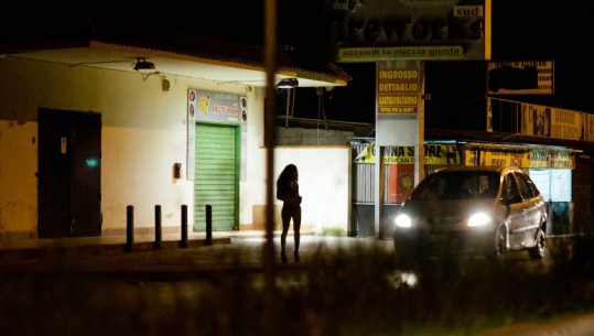Shfrytëzonin për prostitucion vajza shqiptare, shkatërrohet grupi në Itali, 11 shqiptarë dhe italianë të arrestuar