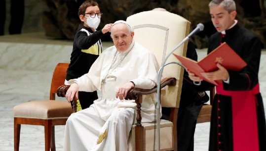 U përpoq t’i merrte papa Françekut kapelën, djaloshi i vogël tërheq vëmendjen gjatë meshës në Vatikan 